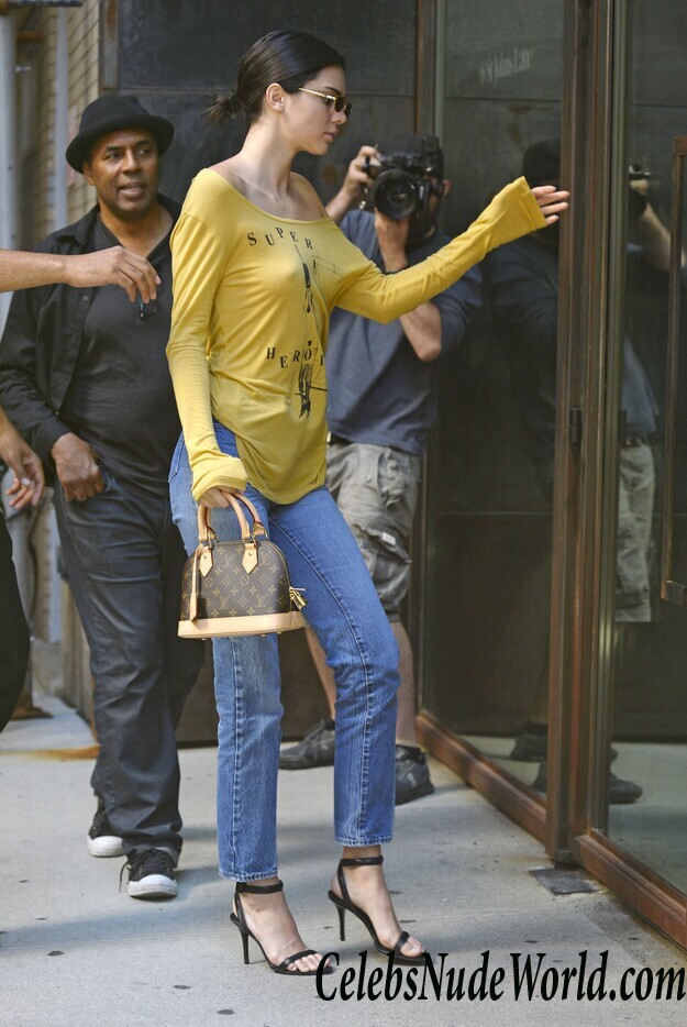 Kendall Jenner Sexy 112403