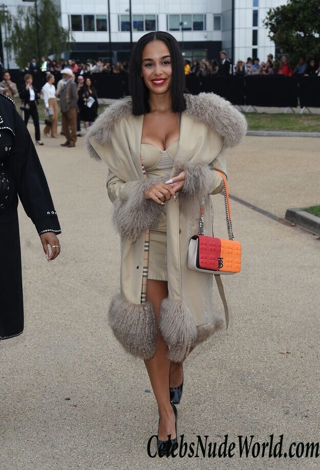 Jorja Smith Cleavage 112416