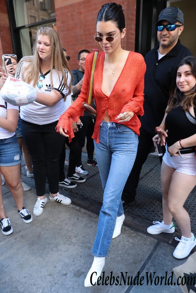 Kendall Jenner Pokies 112726