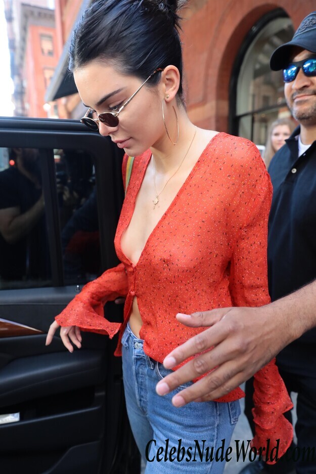 Kendall Jenner Pokies 112727