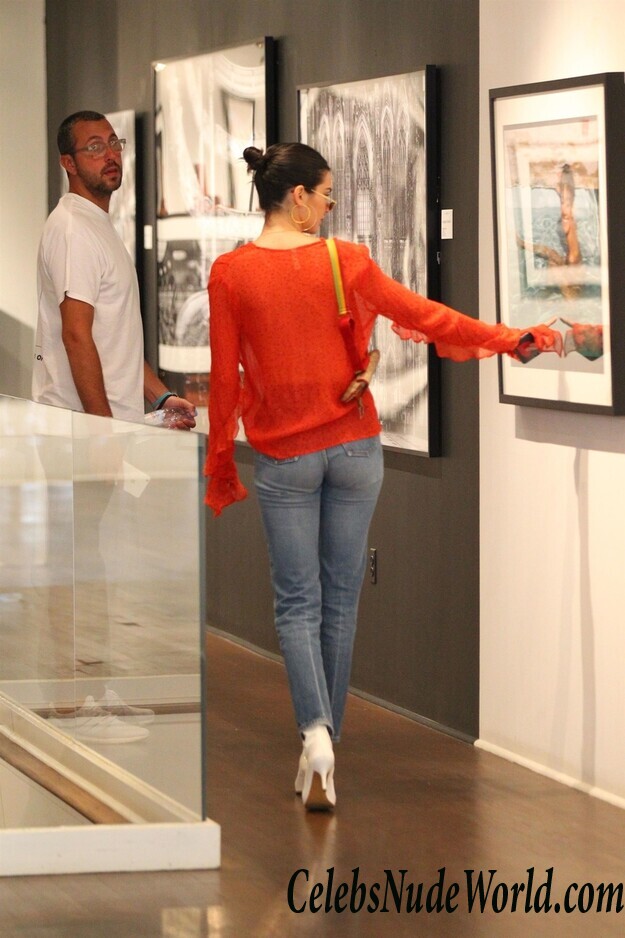 Kendall Jenner Pokies 112755