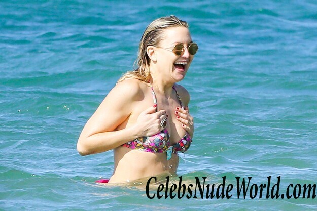 Kate Hudson Flaunts Her Toned Body On The Beach 112785