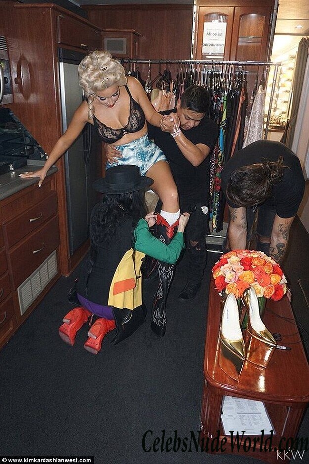 Topless Photos of Kim Kardashian 113933