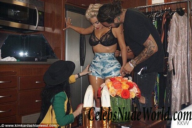 Topless Photos of Kim Kardashian 113934