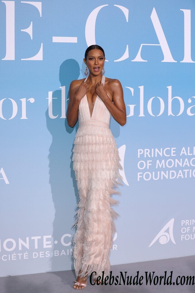 Lais Ribeiro Cleavage 115837