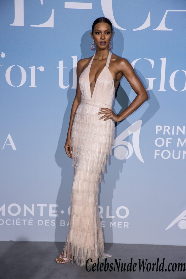 Lais Ribeiro Cleavage 115856