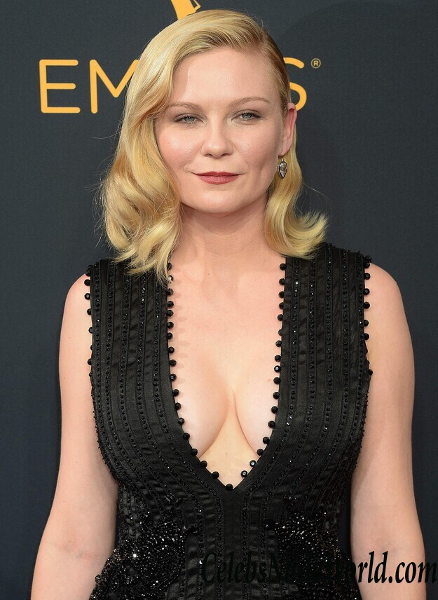 Kirsten Dunst Cleavage Photos 115953