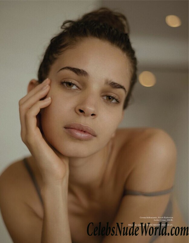 Laissa Medeiros: Melancholic Topless Photoshoot 115996