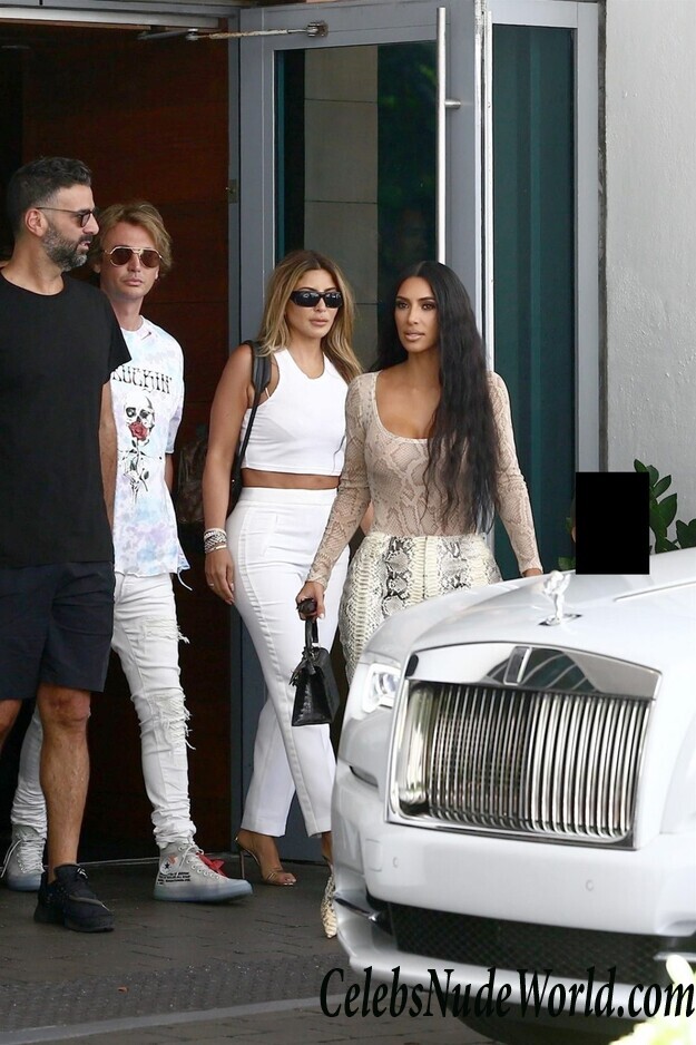 Kim Kardashian Cleavage 116080