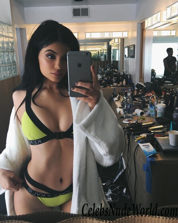 Sexy Photos of Kylie Jenner 116402