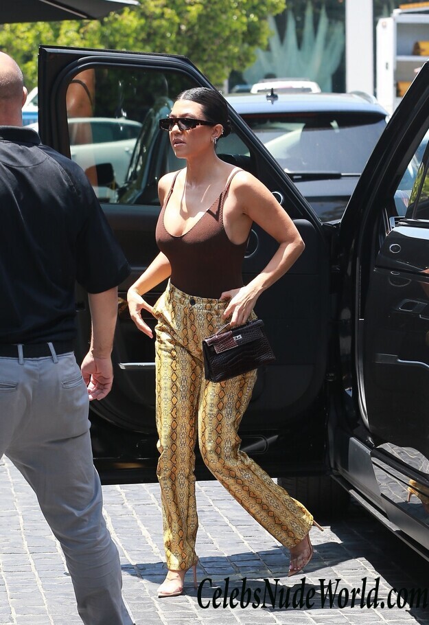 Kourtney Kardashian Braless 116436