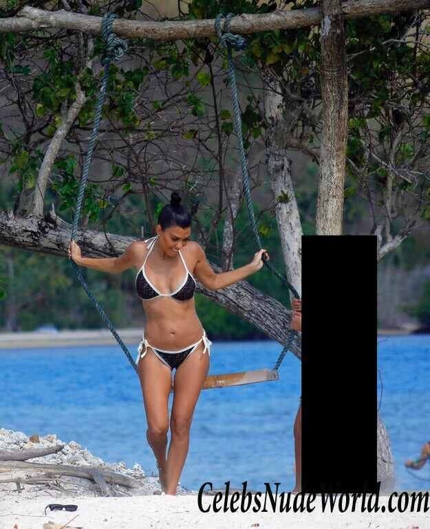 Kim Kardashian and Kourtney Kardashian Bikini 117045
