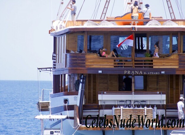 Kim Kardashian and Kourtney Kardashian Bikini 117048