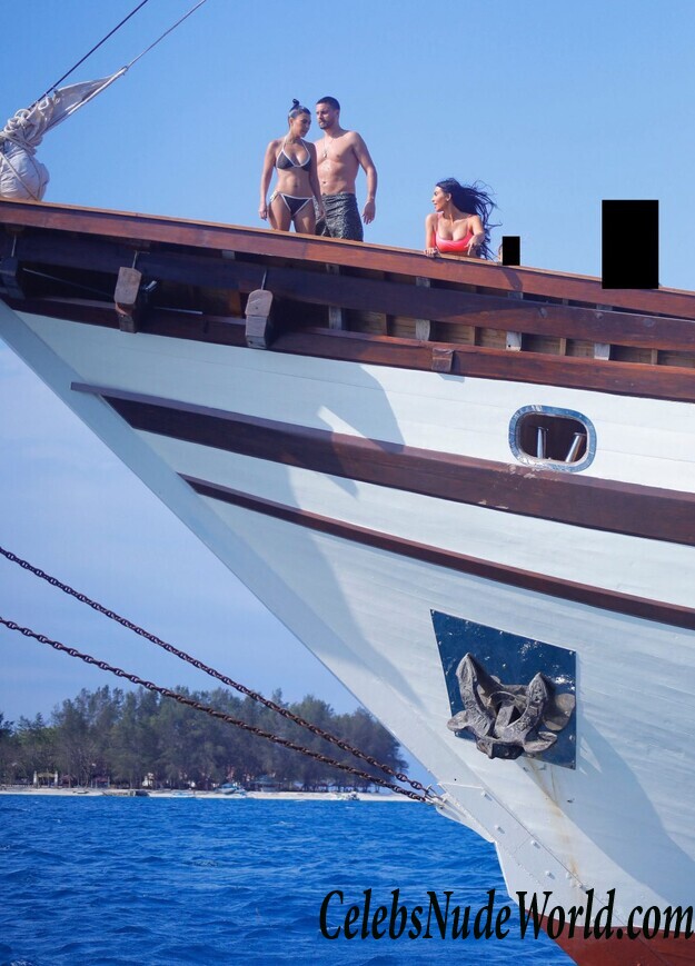 Kim Kardashian and Kourtney Kardashian Bikini 117049