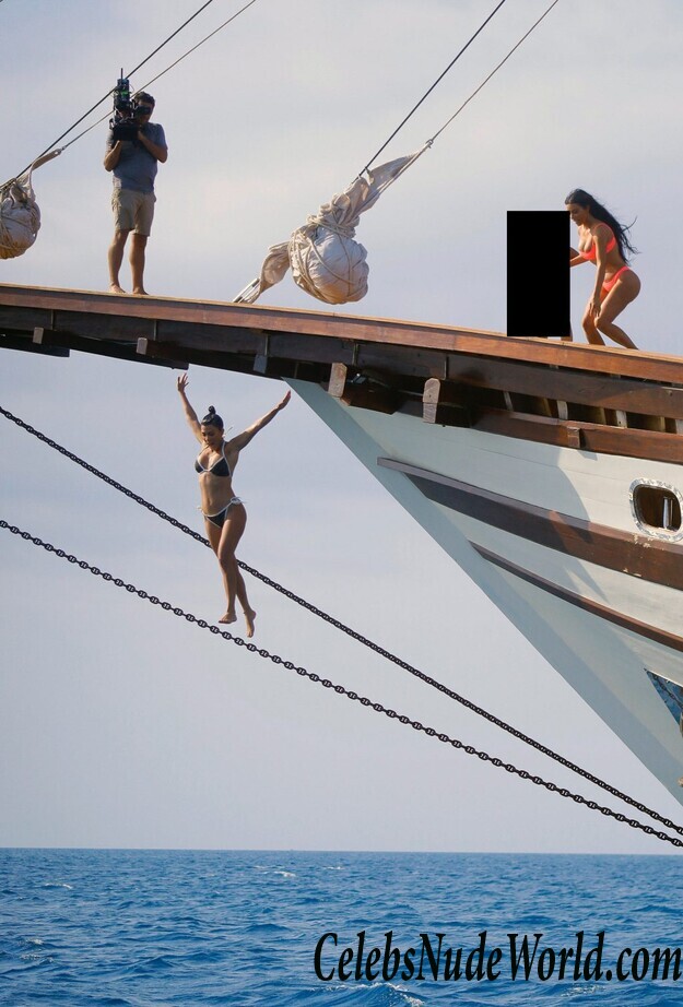 Kim Kardashian and Kourtney Kardashian Bikini 117050