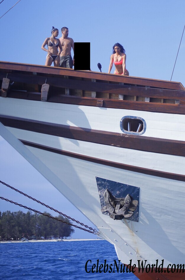 Kim Kardashian and Kourtney Kardashian Bikini 117052