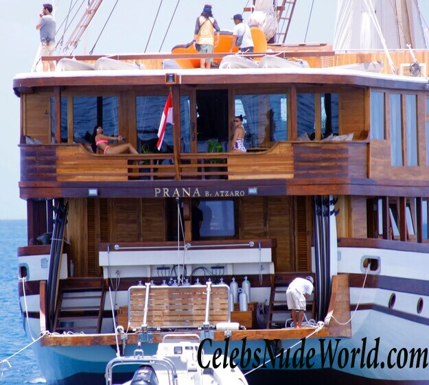 Kim Kardashian and Kourtney Kardashian Bikini 117053