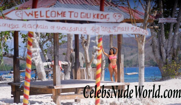 Kim Kardashian and Kourtney Kardashian Bikini 117054