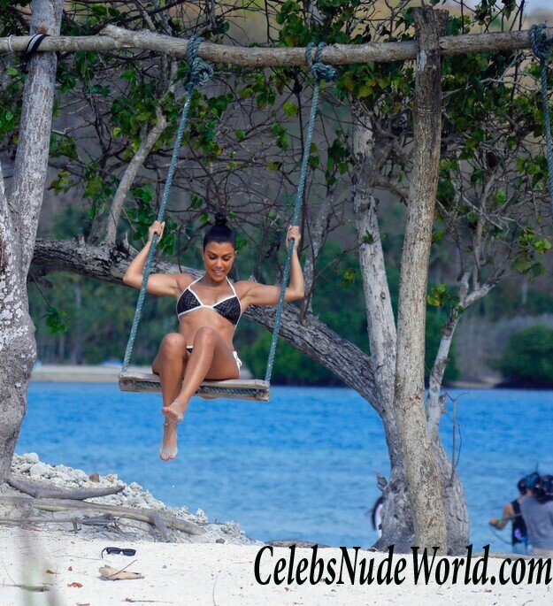 Kim Kardashian and Kourtney Kardashian Bikini 117056