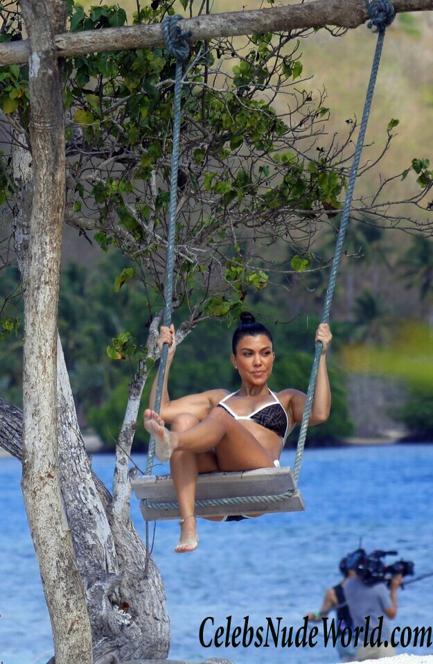 Kim Kardashian and Kourtney Kardashian Bikini 117060