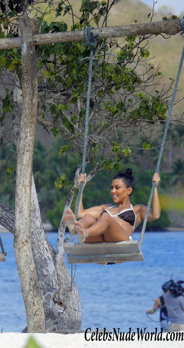 Kim Kardashian and Kourtney Kardashian Bikini 117061