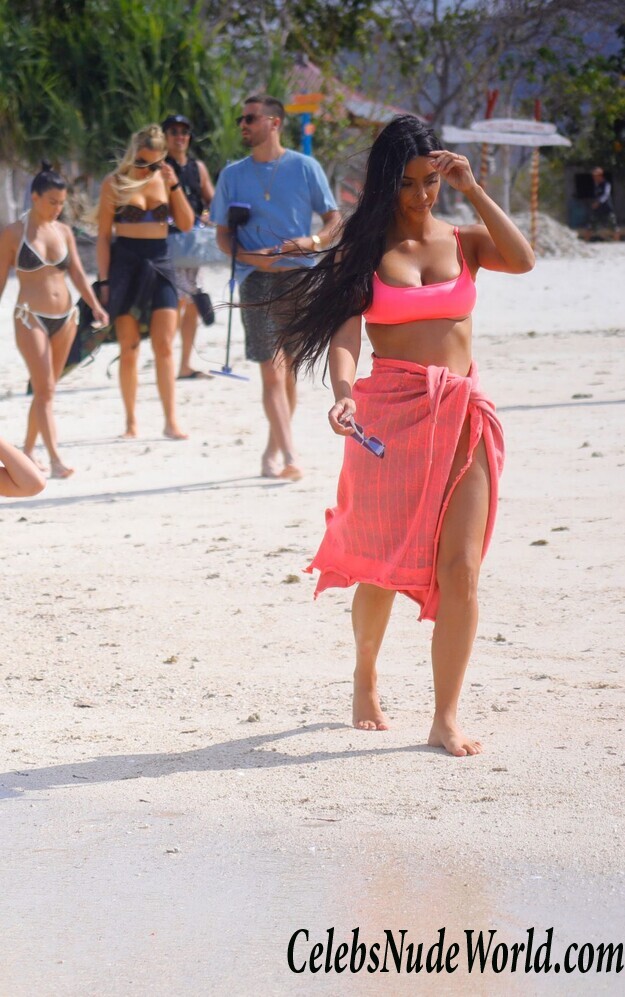 Kim Kardashian and Kourtney Kardashian Bikini 117063