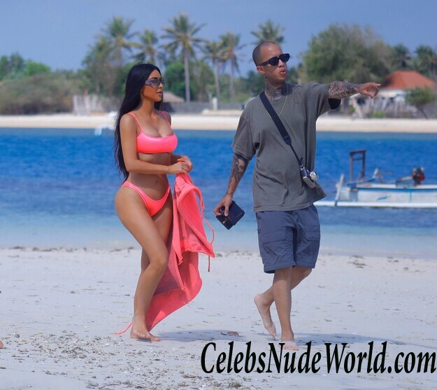 Kim Kardashian and Kourtney Kardashian Bikini 117064