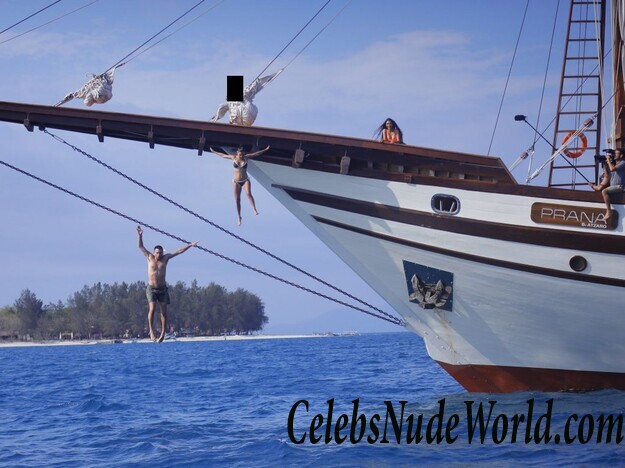 Kim Kardashian and Kourtney Kardashian Bikini 117066