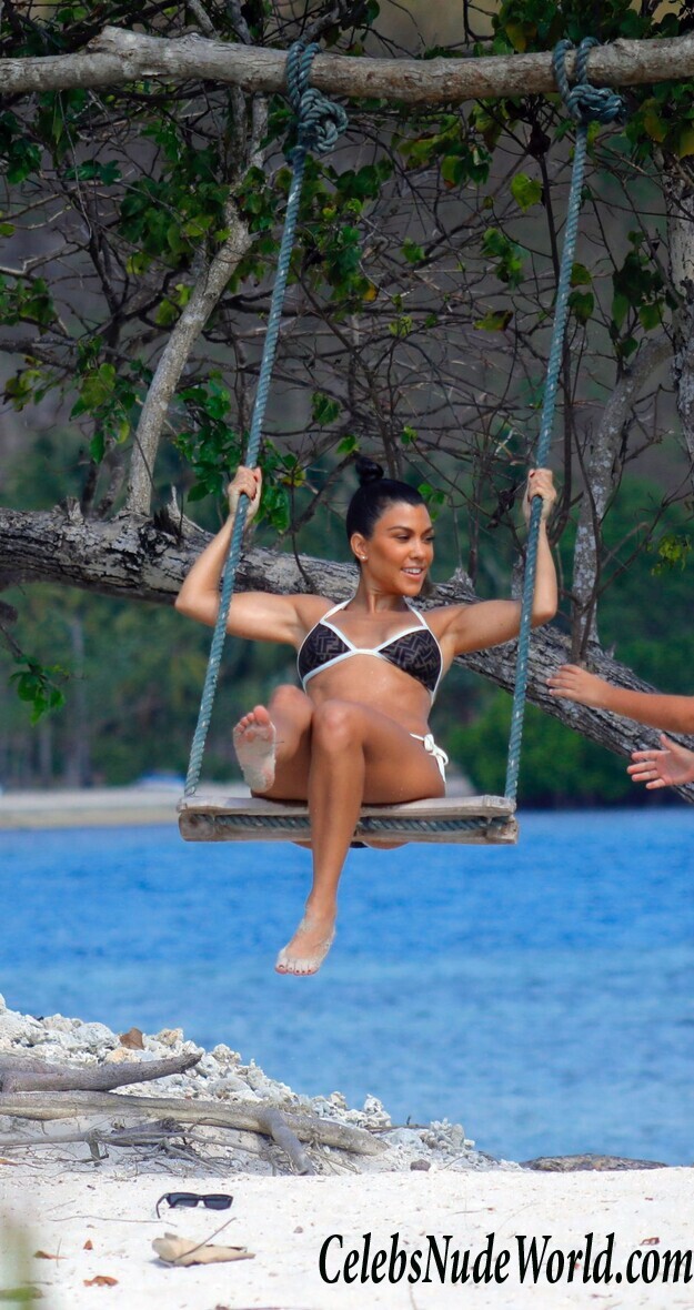 Kim Kardashian and Kourtney Kardashian Bikini 117067