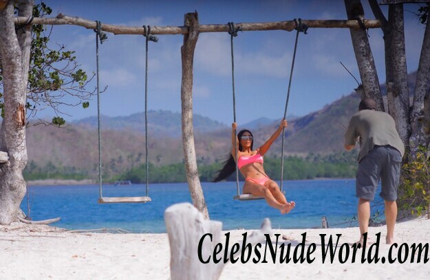 Kim Kardashian and Kourtney Kardashian Bikini 117070