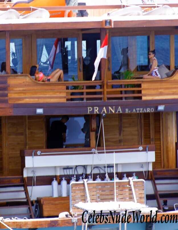 Kim Kardashian and Kourtney Kardashian Bikini 117071