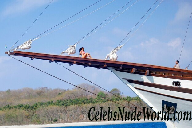 Kim Kardashian and Kourtney Kardashian Bikini 117072