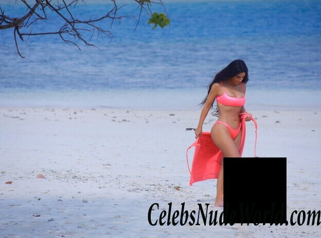 Kim Kardashian and Kourtney Kardashian Bikini 117074