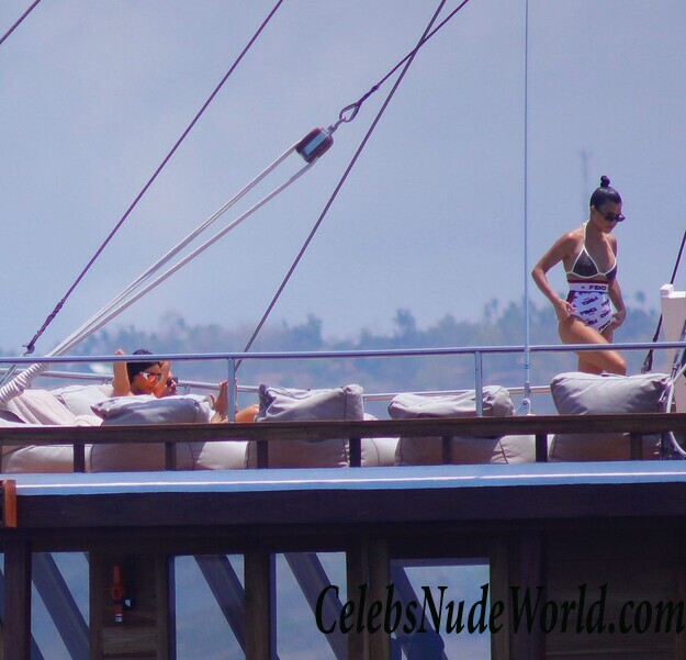 Kim Kardashian and Kourtney Kardashian Bikini 117075