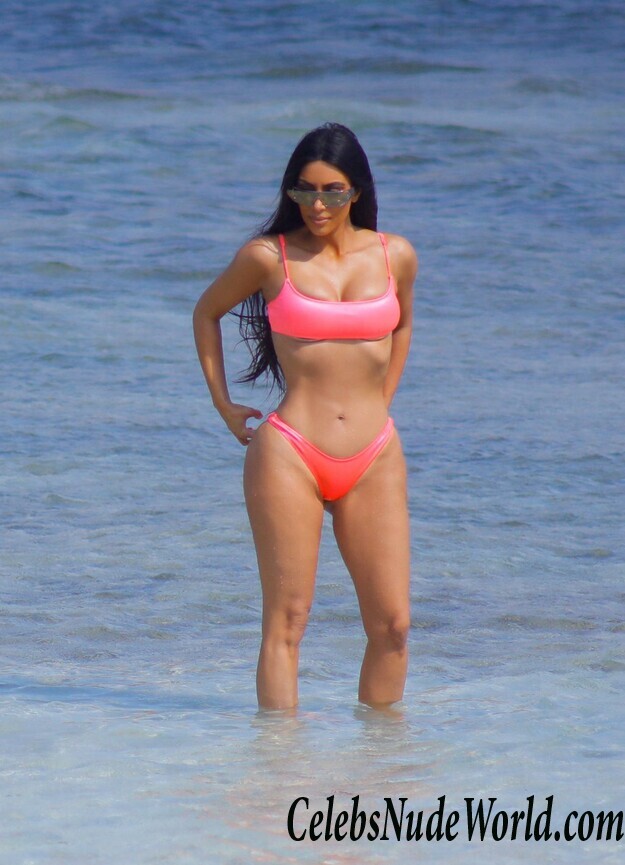Kim Kardashian and Kourtney Kardashian Bikini 117077