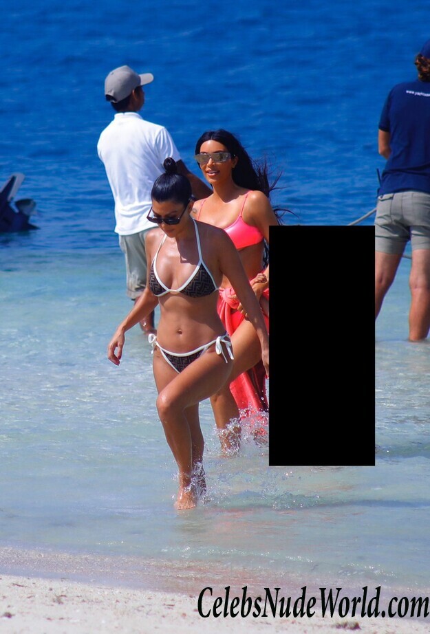 Kim Kardashian and Kourtney Kardashian Bikini 117078
