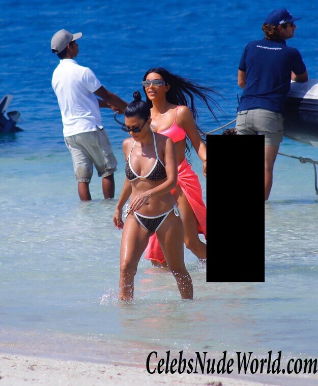Kim Kardashian and Kourtney Kardashian Bikini 117079