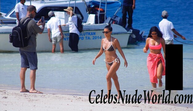Kim Kardashian and Kourtney Kardashian Bikini 117080