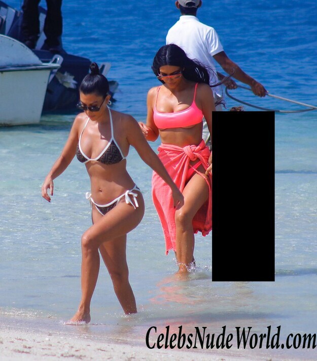 Kim Kardashian and Kourtney Kardashian Bikini 117083