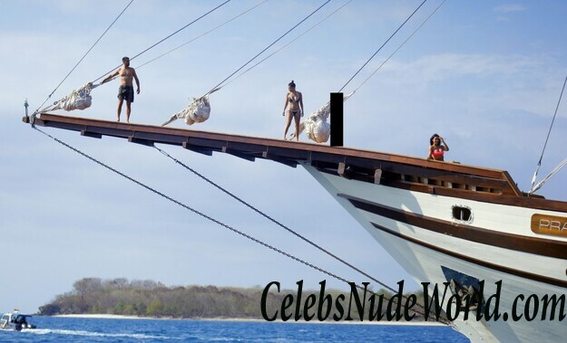 Kim Kardashian and Kourtney Kardashian Bikini 117084