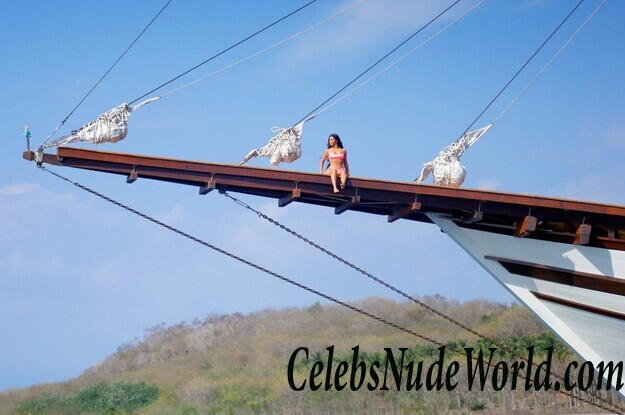 Kim Kardashian and Kourtney Kardashian Bikini 117085