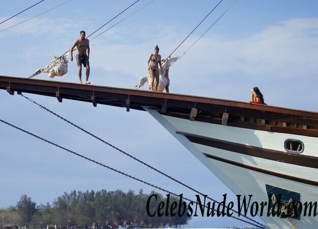 Kim Kardashian and Kourtney Kardashian Bikini 117086