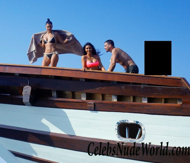 Kim Kardashian and Kourtney Kardashian Bikini 117089