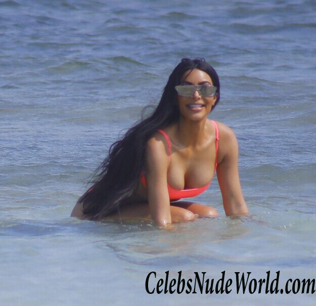 Kim Kardashian and Kourtney Kardashian Bikini 117090