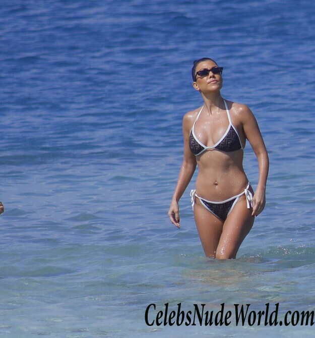 Kim Kardashian and Kourtney Kardashian Bikini 117093