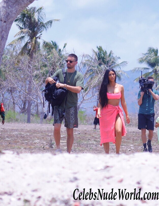 Kim Kardashian and Kourtney Kardashian Bikini 117097