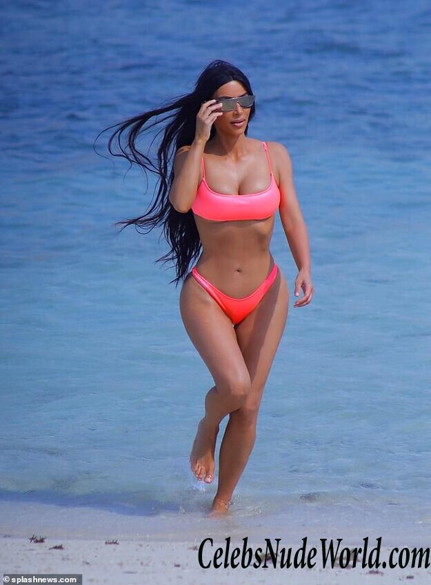 Kim Kardashian Bikini 117714