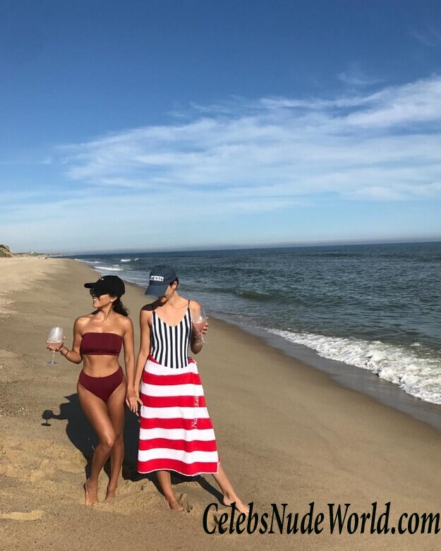 Kourtney Kardashian Sexy 117910