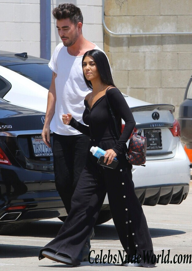 Kourtney Kardashian Sexy 117912