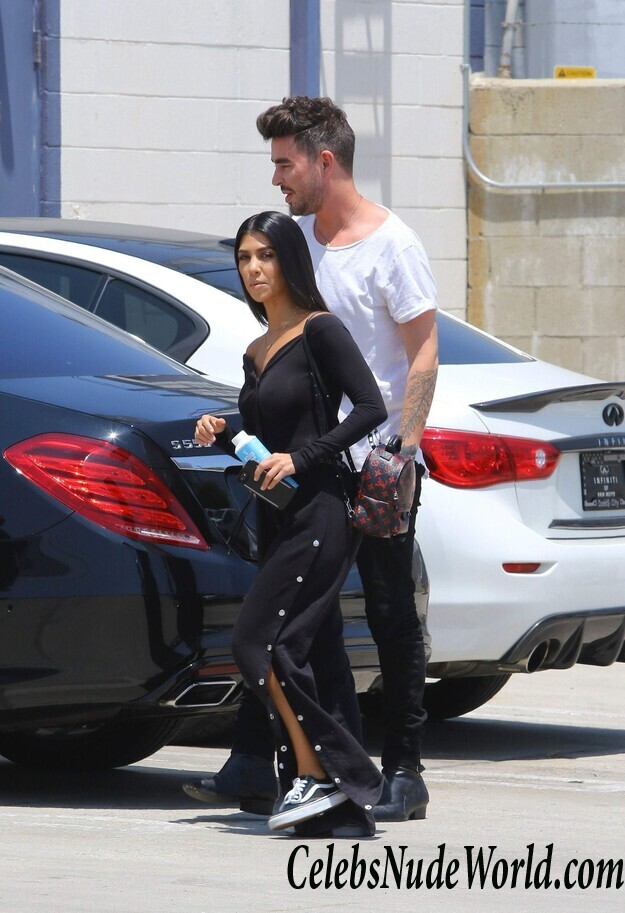 Kourtney Kardashian Sexy 117918